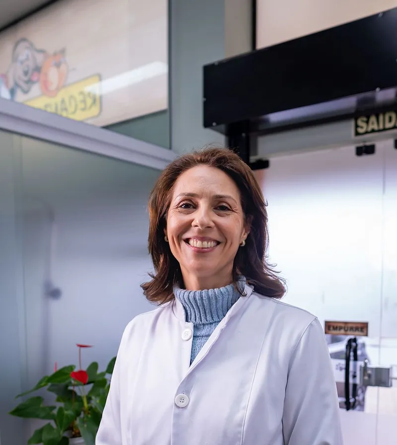 Veterinária sorrindo na recepção da clínica Recanto dos Bichos, em Ivoti.