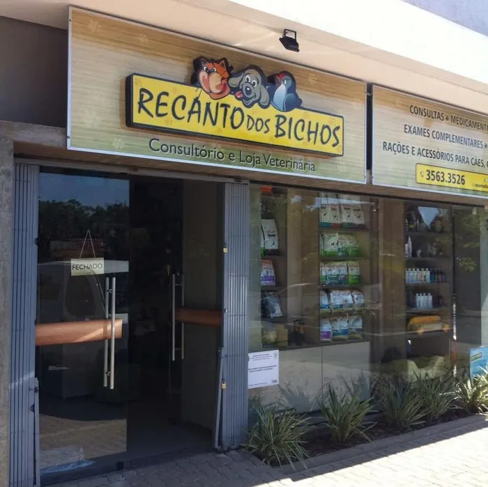 Fachada amarela da primeira loja veterinária do Recanto dos Bichos no centro de Ivoti.