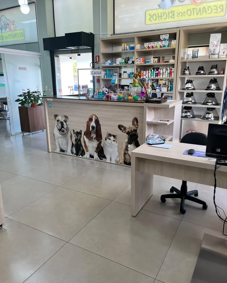 Loja veterinária do Recanto dos Bichos, com prateleiras de medicamentos, rações e acessórios.